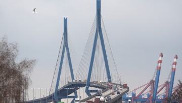 Lastwagen und Autos fahren über die Köhlbrandbrücke im Hamburger Hafen