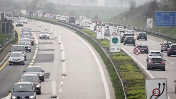 Starker Autoverkehr in beiden Richtungen auf der Ostsee-Autobahn A20 zwischen Rostock und Lübeck