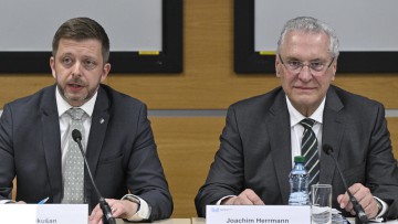 Tschechiens Innenminister Vit Rakusan sitzt links neben Bayerns Innenminister Joachim Herrmann