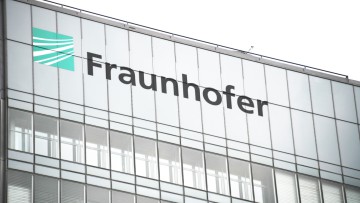 Gebäude mit Frauenhofer Inschrift und Logo