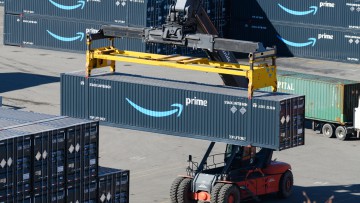 Ein Amazon Prime container wird von einer Maschine transportiert