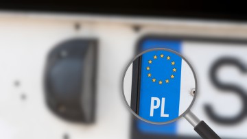 Lupe auf das polnische Herkunftsland eines Nummernschildes gerichtet