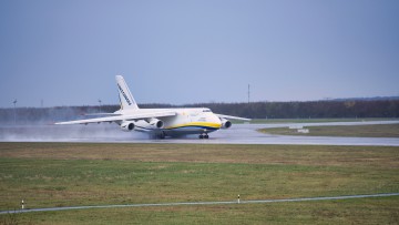 Landung eines Frachtflugzeugs am Flughafen Leipzig/Halle