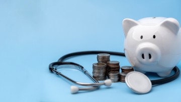 Betriebliche Krankenversicherung, Sparschwein mit GEldmünzen und Stetoskop
