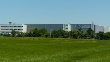 BLG  Logistics Gebäude bei blauem Himmel hinter grünem Feld