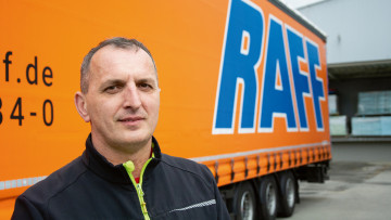 Mile Topic (48) will bei der Spedition Raff als Lkw-Fahrer arbeiten