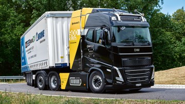 en bei BEV-Lastwagen nicht ohne große, gewichtige Batterien. Der HC 900 E von Designwerk soll mit 40 Tonnen locker 500 Kilometer schaffen und ist eine imposante Erscheinung.
