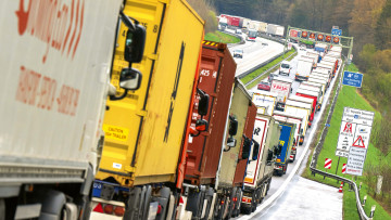 Hunderte Lkw stehen auf der A 8 wegen der Blockabfertigung in Österreich im Stau