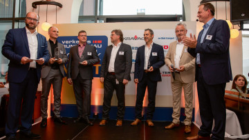 Die glücklichen Gewinner der FUMO-Awards 2023 mit VR-Chefredakteur Gerhard Grünig (links) und FUMO-Geschäftsführer Florian Janz (rechts)