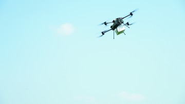 Eine Drohne vom Typ Auriol fliegt am Himmel