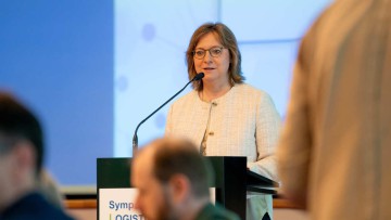 Dr. Petra Seebauer spricht auf dem 13. Symposium Logistik Innovativ in ein Mikrofon