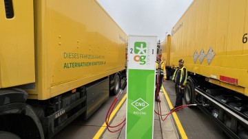 An der Bio-CNG-Tankstelle am Paketzentrum der Post in Osterweddingen (Sachsen-Anhalt) tanken zwei Lkw den alternativen Kraftstoff