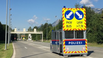 Wieder langer Lastwagen-Stau wegen Blockabfertigung in Österreich 