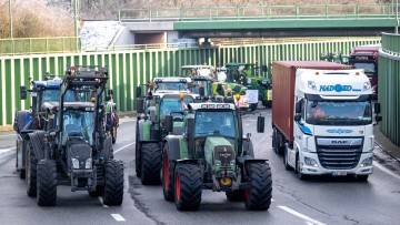 Landwirte blockieren Zugangsstraßen zum Containerterminal Bremerhaven