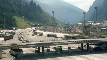 Brennerpass_Lkw_Autobahn, Tirol, Bozen