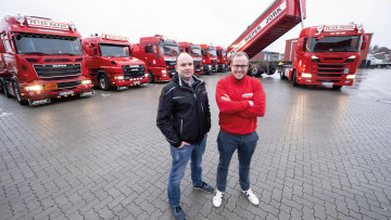 Die Cousins Claus (l.) und Holger Rieper auf dem Firmengelände - im Hintergrund die Fahrzeuge des Unternehmens.