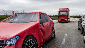 Lkw von Daimler Truck steht hinter einem verunfallten Pkw