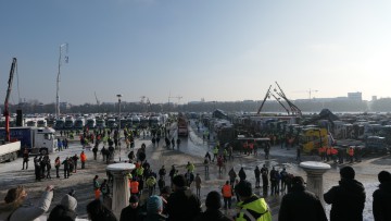Blick von der Bavaria auf die Demonstration mit 1600 Lkw auf der Theresienwiese