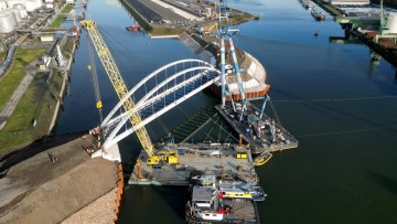 Die Stabbogenbrücke verbindet das DGT mit dem Ruhrorter Hafenteil