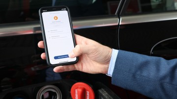 DKV-Kunden können mit der Funktion App&Go in der DKV Mobility App per Smartphone ihre Tankrechnung bezahlen