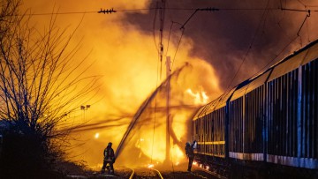 Güterwagen in Flammen