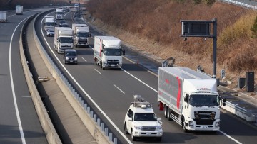 Daimler Trucks testet Platooning-Technologie in Japan 