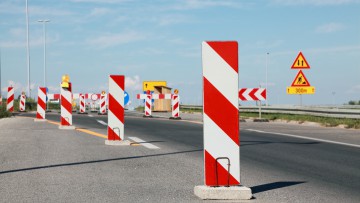 Verkehrszeichen in einer Autobahn beim Wiederaufbau