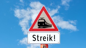 Schild kündigt Streik der Lokführergewerkschaft an