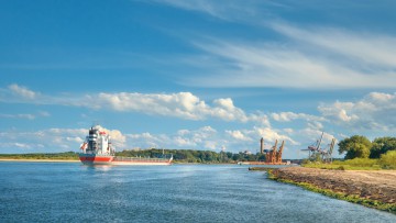 Großes Frachtschiff fährt in den Hafen von Swinemünde, Polen, an einem schönen Tag