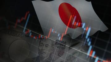Ein sinkender Graph vor der japanischen Flagge und japanischem Geld zeigt die Rezession der japanischen Wirtschaft