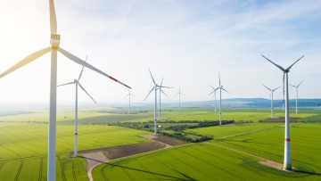 Luftaufnahme von Windkraftanlagen und landwirtschaftlichen Feldern
