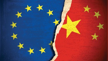 Ein Bruch verläuft zwischen der EU-Flagge und der China-Fahne