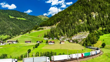Lkw überquert die Alpen mit der Bahn in Österreich