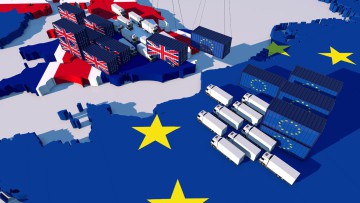 Handel zwischen dem Vereinigten Königreich und der EU, Lkw und Container stehen sich in England und Frankreich gegenüber