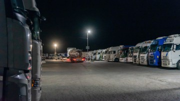 Lkw-Parkplatz nachts, der komplett gefüllt ist