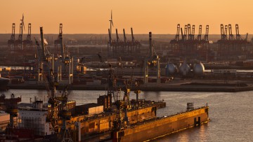 Eine Schiffswerft der Landungsbrücken bei Sonnenuntergang im Hamburger Hafen.