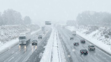 Befahrene Autobahn im Schnee