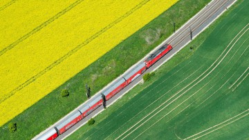 Güterzug, Deutsche Bahn, Rapsfeld, grüne Logistik