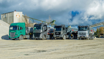 Von links nach rechts im Testgelände: Die vier Test-Zugmaschinen von Iveco, Volvo, MAN und Mercedes-Benz