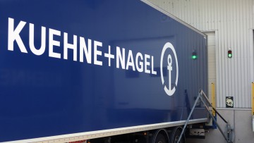 Kühne + Nagel Trailer am Dock