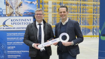 Schlüsselübergabe in Bollberg (v.l.): Thomas Rödiger (Geschäftsführer Kontinent Spedition) und Jan Philipp Daun (Geschäftsführer Garbe Industrial Real Estate)