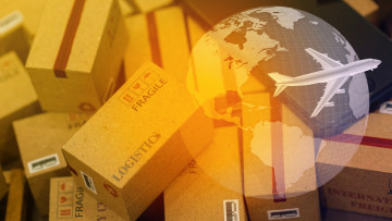 Symbolbild Lieferkettengesetz; Pakete mit Logitics-Aufschrift, Erde und Flugzeug