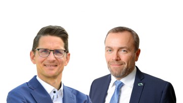 Simeon Breuer, Vorstandsmitglieder der L.I.T. und Geschäftsführer der L.I.T. Spedition, (rechts) sowie Martin Möhrmann, Geschäftsführer der Gübau Gruppe, (links)