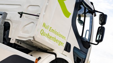 Quehenberger Logistics wirbt auf einem Lkw für die Nachhaltigkeit seiner Flotte