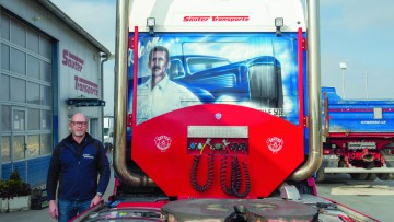 Karl-Heinz Sauter, Chef von Sauter Transporte, vor dem Lkw mit dem Airbrush seines Vaters Wolfgang Sauter