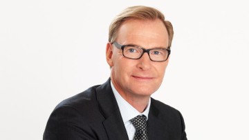 Olof Persson, CEO der Iveco Group, lächelt im Anzug in die Kamera