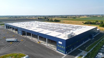 Neuer Bologna Hub mit Photovoltaik von Palletways (Luftaufnahme)