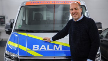 BALM-Präsident Christian Hoffmann vor Kontrollfahrzeug