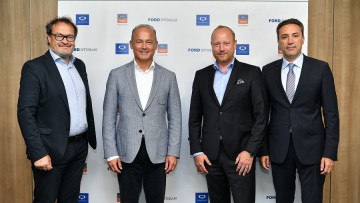 Michael Perschke (CEO Quantron AG), Güven Özyurt (CEO Ford Otosan), Andreas Haller (Gründer und Vorstandsvorsitzender Quantron AG) und Emrah Duman (Ford Trucks Business Area Leader)