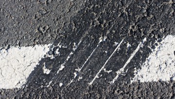 Reifenspuren auf einer Straße